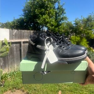 Black Low-Top Sneakers with White Tag